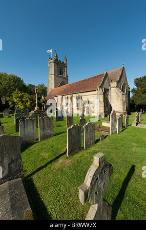 St Mary the Virgin Chiddingstone Church Kent England auf Bright Sonniger Tag mit blauem Himmel und gepflegter Anlage Stockfoto