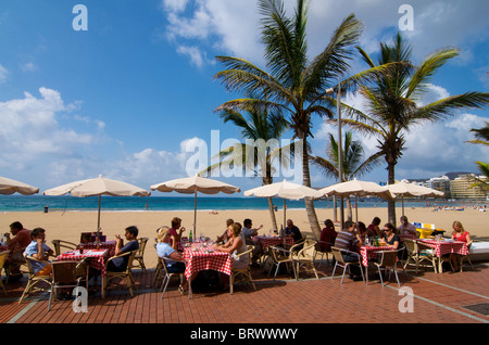 Straßencafé am Strand von Las Canteras in Las Palmas, Gran Canaria, Kanarische Inseln, Spanien Stockfoto