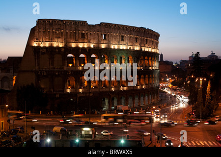 Kolosseum Nacht Nocturne Kolosseum Rom Amphitheater Sonnenuntergang Wahrzeichen Attraktion antike Architektur historischer Stockfoto