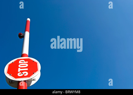 rot und weiß angehoben Verkehrssperre mit Stop-Schild auf die südliche Zufahrt nach Hammersmith Bridge, London, england Stockfoto