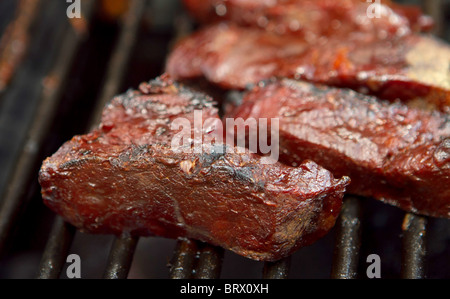 Grill Fleisch Spareribs Kochen auf dem Grill im Freien im Sommer Stockfoto