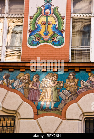 Jugendstil-Mosaiken auf Grundschule Budapest Ungarn Europa aufzubauen Stockfoto