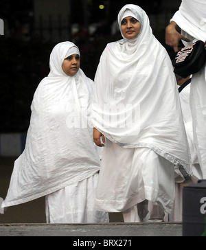 Pakistanische Muslime stehen in Warteschlange, wie sie für die jährliche Pilgerfahrt in Saudi Arabien, Karachi Flughafen am Montag fahren Stockfoto