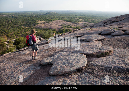 Frau Wanderer in Enchanted Rock State Natural Area Texas USA Stockfoto