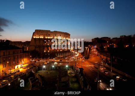 Kolosseum Nacht Nocturne Kolosseum Rom Amphitheater Sonnenuntergang Wahrzeichen Attraktion antiken Architektur Ingenieurwesen historische Stockfoto