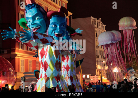 UMZUG MIT WAGEN UND KARNEVALESK ZEICHEN AM PLACE MASSENA, KARNEVAL VON NIZZA, ALPES-MARITIMES (06), FRANKREICH Stockfoto