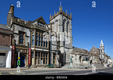 Das Dorset County Museum und St.-Petri Kirche. Stockfoto