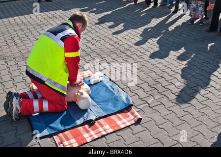 Ein Arzt zeigt erste-Hilfe-Rettung - künstliche Beatmung Stockfoto