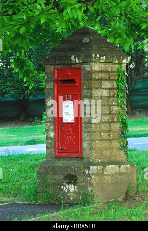 Ein Royal Mail-Briefkasten befindet sich in einer Steinsäule in Austell, Cornwall, UK Mai 2010 Stockfoto