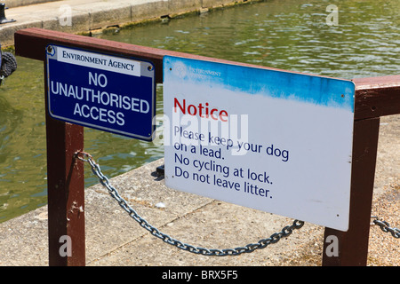 Warnzeichen auf den Eingang zum Iffley Lock, Themse, Oxford. Oxfordshire, Vereinigtes Königreich Stockfoto