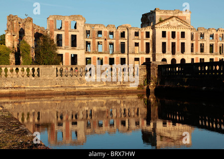 TEICH VOR DER RUINE DES CHATEAU DE LA FERTE-VIDAME, EURE-ET-LOIR, FRANKREICH Stockfoto