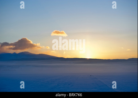 Sonnenaufgang über verschneite Landschaft Stockfoto