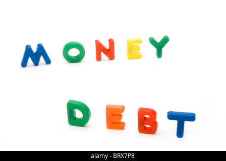 Konzeptbild - spielen Kinder Buchstaben die Worte Geld und Schulden Stockfoto