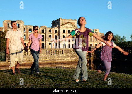 FAMILIE EIN SPAZIERGANG VOR DER RUINE DES CHATEAU DE LA FERTE-VIDAME, EURE-ET-LOIR, FRANKREICH Stockfoto