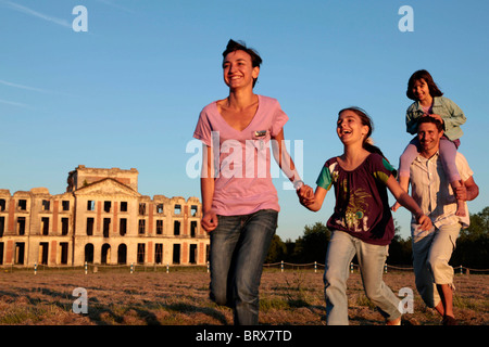 FAMILIE RACING EINANDER VOR DER RUINE DES CHATEAU DE LA FERTE-VIDAME, EURE-ET-LOIR, FRANKREICH Stockfoto