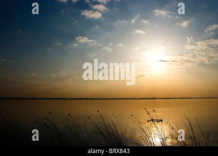 Sonnenuntergang über See Stockfoto