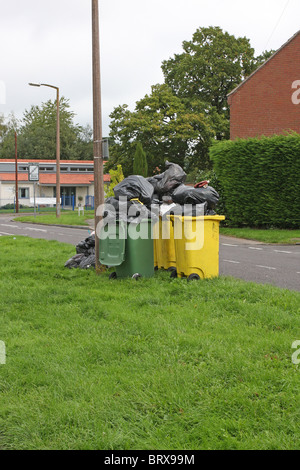 Wheelie-Behälter und Säcke Müll gesammelt werden warten Stockfoto