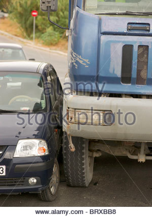 Griechische Lkw Und Auto Crash Griechenland Stockfotografie Alamy