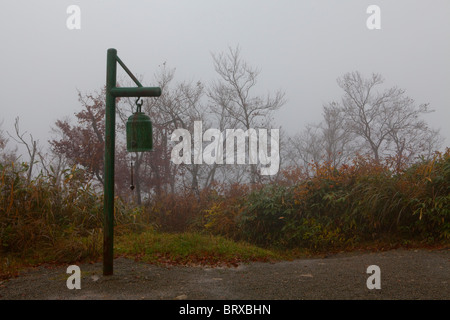 Alte Glocke an den Rest und Evakuierungszone am Mount Hakkaisan im Herbst Stockfoto