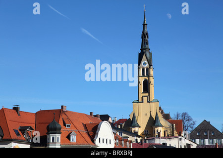 Altstadt mit Maria Himmelfahrt Pfarrei Kirche, Bad Tölz, Bayern, Deutschland Stockfoto