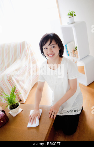 Frau Abwischen Kommode Stockfoto