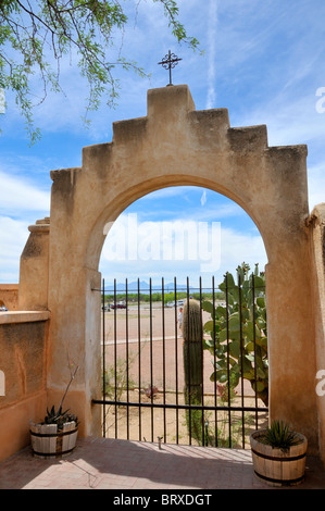 Hof-Bogen an Mission San Xavier del Bac Tucson Arizona Stockfoto