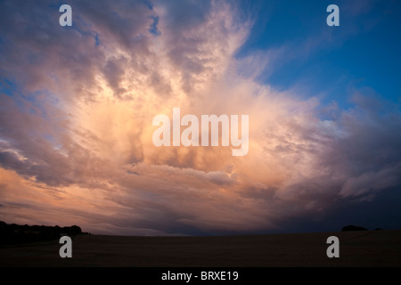 Clearing-Gewitter bei Sonnenuntergang in Hampshire Landschaftsschutzgebiet Stockfoto