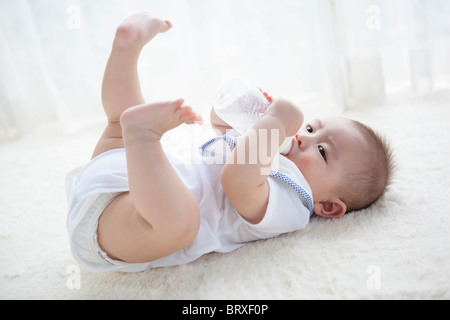 Baby trinken Milch aus der Flasche Stockfoto