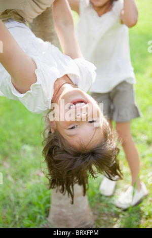 Mädchen hing Kopfüber Stockfoto