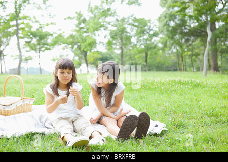Schwestern in Picknick Stockfoto