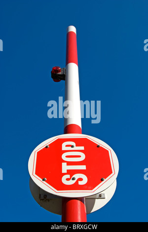 rot und weiß angehoben Verkehrssperre mit Stop-Schild auf die südliche Zufahrt nach Hammersmith Bridge, London, england Stockfoto