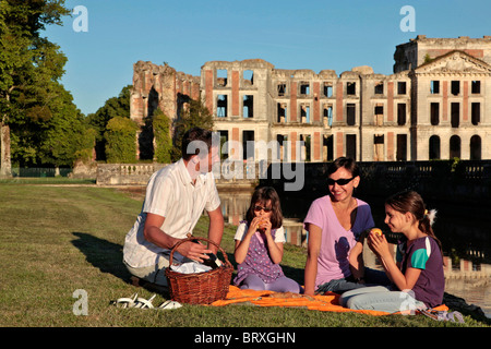 PICKNICK MIT DER FAMILIE VOR DER RUINE DES CHATEAU DE LA FERTE-VIDAME, EURE-ET-LOIR, FRANKREICH Stockfoto