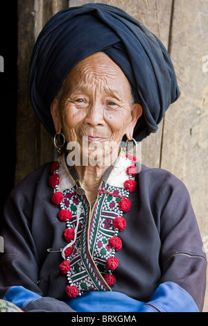 Portrait einer älteren Frau schwarzen Dzao in in Nordvietnam Stockfoto