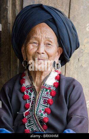 Portrait einer älteren Frau schwarzen Dzao in in Nordvietnam Stockfoto