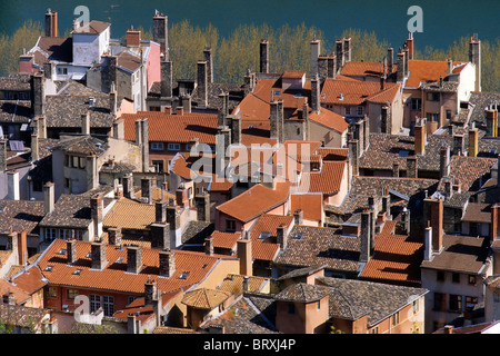 DIE ROTE ZIEGEL DÄCHER DER ALTEN LYON, RHONE (69), FRANKREICH Stockfoto