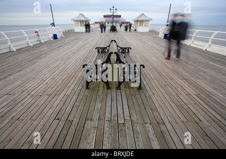 Cromer Pier an der Küste von Norfolk mit Passanten. Stockfoto