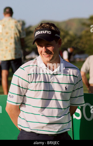 Englands Luke Donald schaut das Fairway während einer Proberunde vor der 2005 Sony Open In Hawaii. Stockfoto