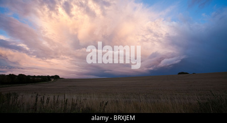 Clearing-Gewitter bei Sonnenuntergang in Hampshire Landschaftsschutzgebiet Stockfoto