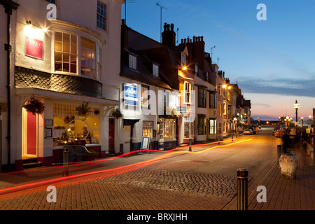 Restaurants entlang des alten Hafens in Weymouth am Abend Stockfoto