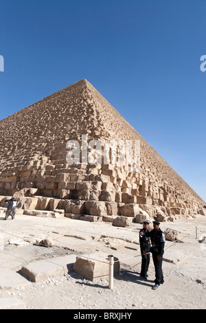 Zwei Polizisten an die großen Pyramiden von Gizeh, Ägypten. Stockfoto