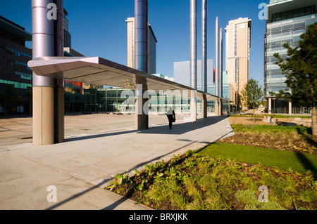 Basis der Beleuchtung Säulen mit Vordach an "The Stage" Bereich des Platzes an der MediaCityUK, Salford Quays, Manchester, UK. Stockfoto