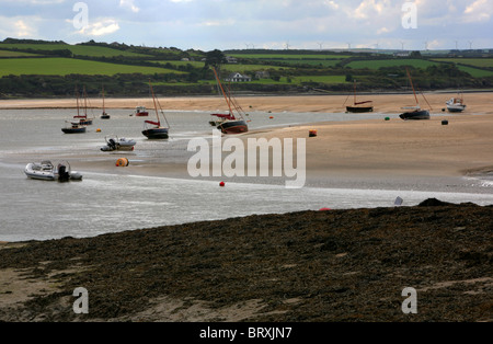 Blick über die Mündung des Flusses Camel bei Ebbe aus Rock, Cornwall, England, UK. Stockfoto