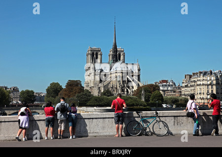 TOURISTEN BEWUNDERN DIE KATHEDRALE NOTRE DAME AUS DEM LA TOURNELLE BRÜCKE, 4. ARRONDISSEMENT IN PARIS, FRANKREICH Stockfoto