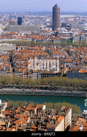 DIE KREIDE-TURM UND DIE ROTEN ZIEGEL DÄCHER DER ALTEN LYON, RHONE (69), FRANKREICH Stockfoto