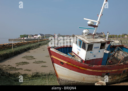 WRACK EINES BOOTES ANGESPÜLT AM UFER, ZEICHEN DER RÜCKGANG DER FISCHEREI, LE CROTOY, BAIE DE SOMME (80), FRANKREICH Stockfoto