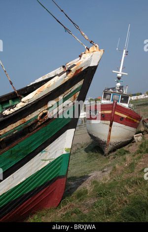 WRACK EINES BOOTES ANGESPÜLT AM UFER, ZEICHEN DER RÜCKGANG DER FISCHEREI, LE CROTOY, BAIE DE SOMME (80), FRANKREICH Stockfoto