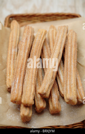 Nahaufnahme von Churros in Korb Stockfoto