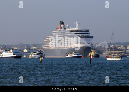 Neue Queen Elizabeth die Cunard Luxusliner ausgeschiedenen Southampton auf seiner Jungfernfahrt von eine Flottille von kleinen Schiffen eskortiert Stockfoto