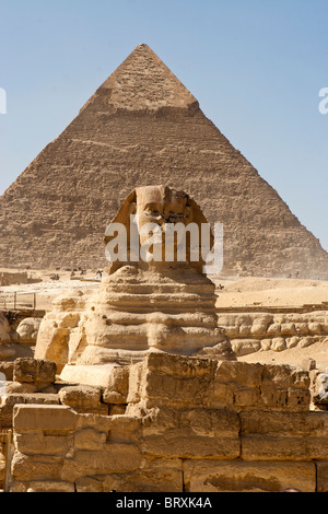 Die große Sphinx und Pyramide von Khafre (Chephren) in Gizeh, Ägypten. Stockfoto