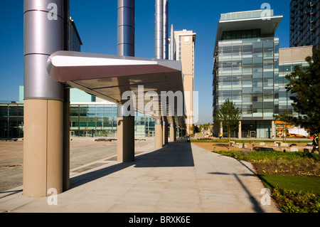 Basis der Beleuchtung Säulen mit Vordach an "The Stage" Bereich des Platzes an der MediaCityUK, Salford Quays, Manchester, UK. Stockfoto